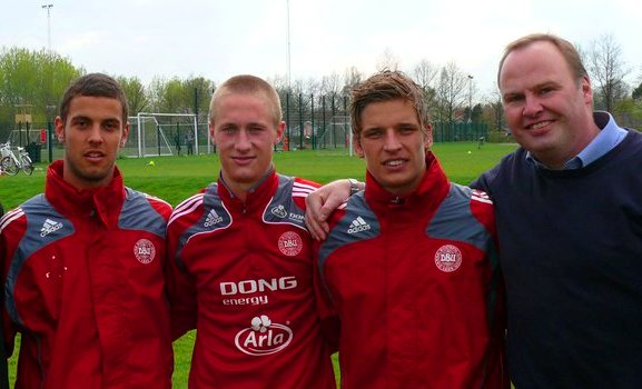 En stolt træner med 3 af sine spillere på U landsholdet. Her Nikola Saric, Marcel Rømer og Jens Stryger Larsen.